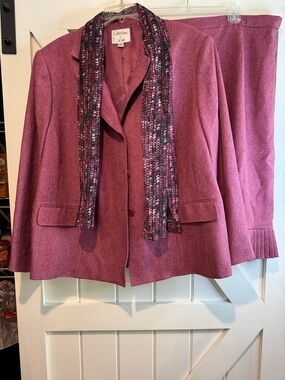 Le Suit Mauve-Pink Tailored Blazer and Skirt Set with Sequin Scarf